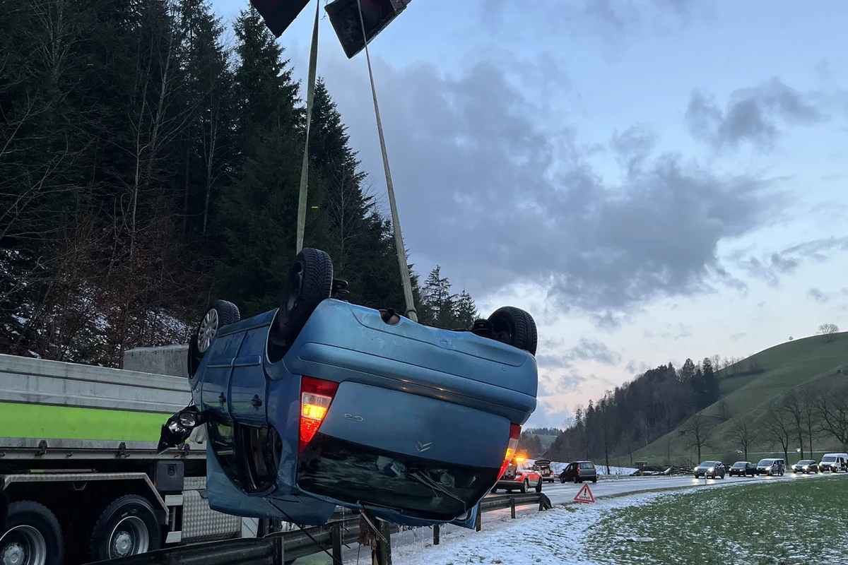 Kanton Luzern - Mehrere Verkehrsunfälle auf teils vereisten Strassen
