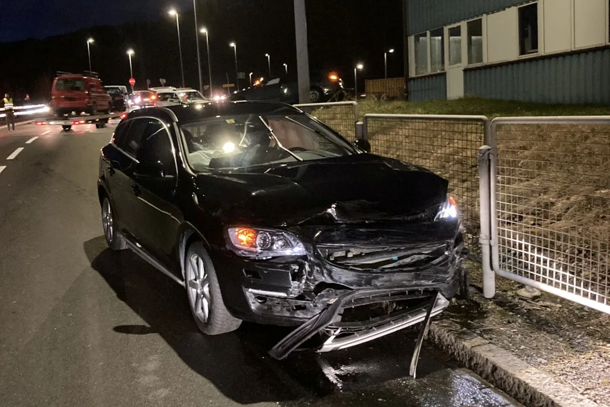 Bilten GL - Beide Fahrzeuge nach Unfall mit Totalschaden