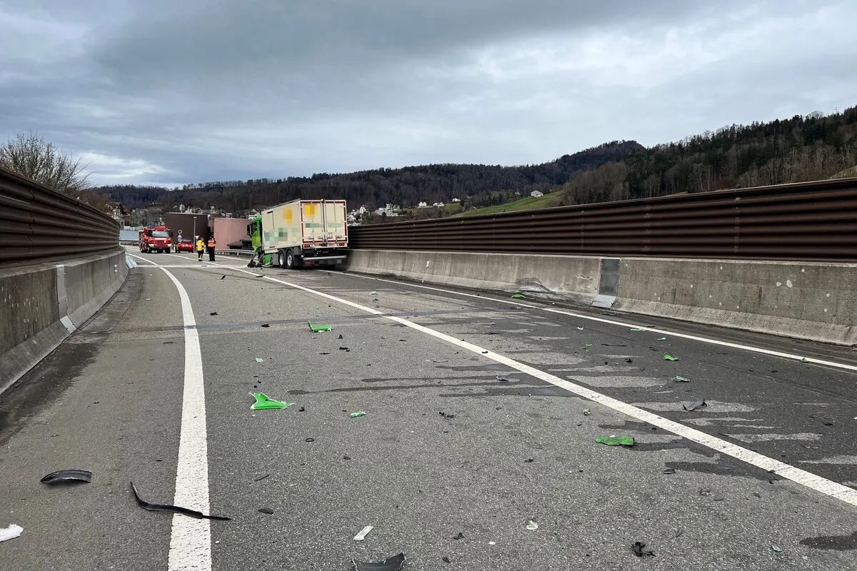 Lichtensteig SG - Frontal mit Lastwagen kollidiert - 50-Jähriger stirbt bei Verkehrsunfall 