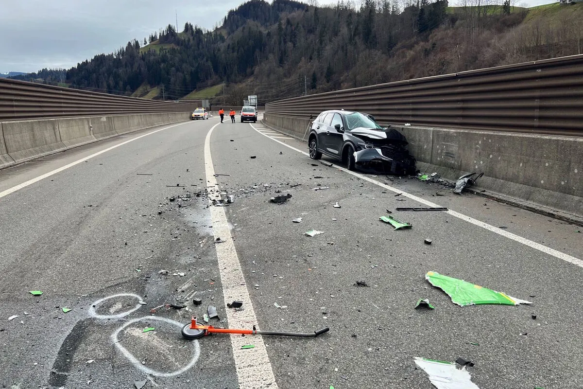 Lichtensteig SG - Frontal mit Lastwagen kollidiert - 50-Jähriger stirbt bei Verkehrsunfall 