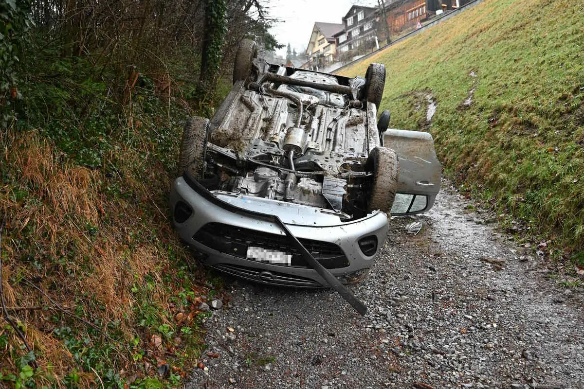 Berneck SG - Von der Strasse abgekommen - Auf dem Dach gelandet 