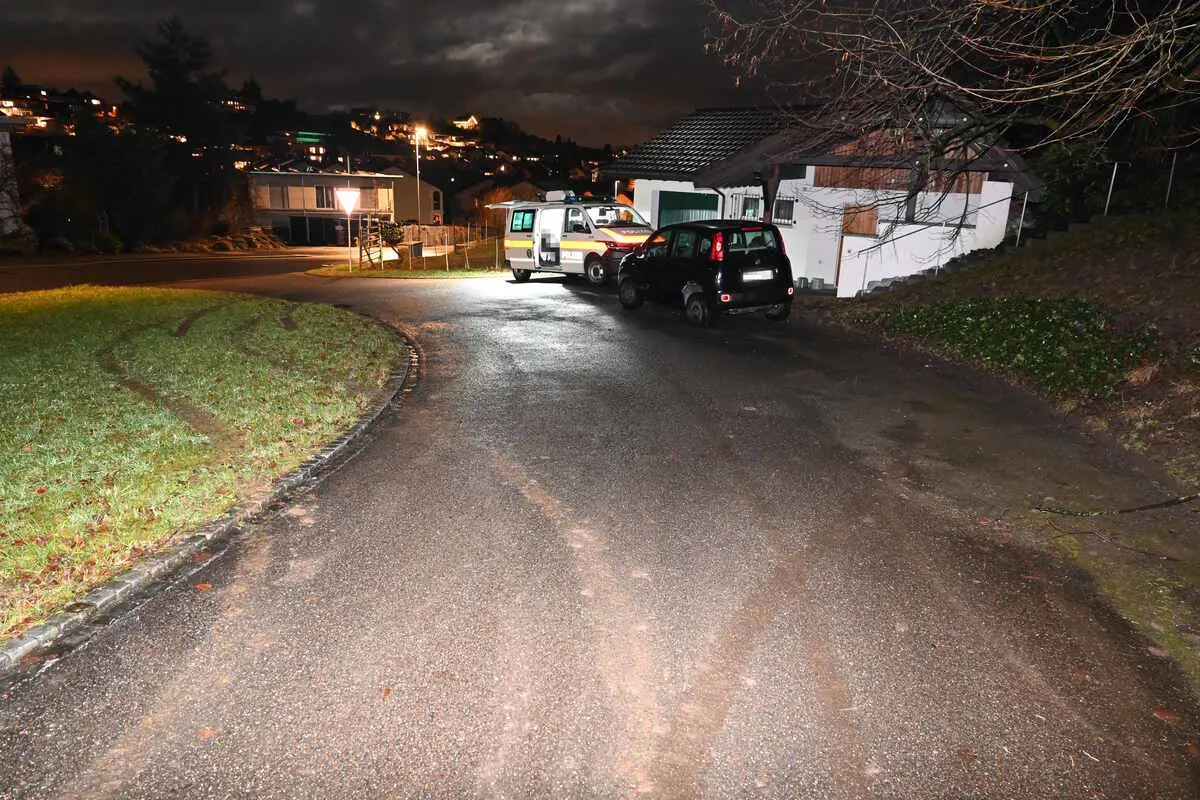 Rapperswil-Jona SG - Alkoholisiert gegen parkiertes Auto gefahren