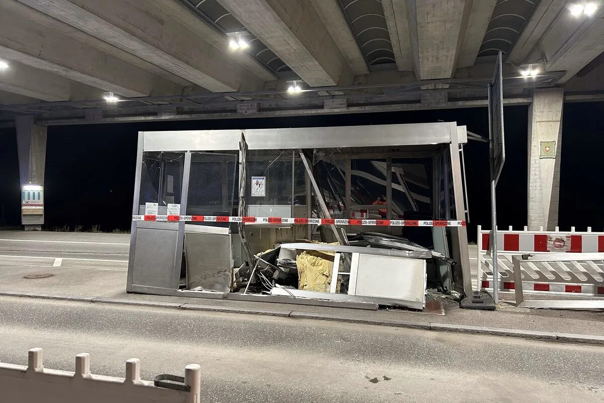Unfall in Neuhausen am Rheinfall SH - In ein Zollhäuschen gefahren 