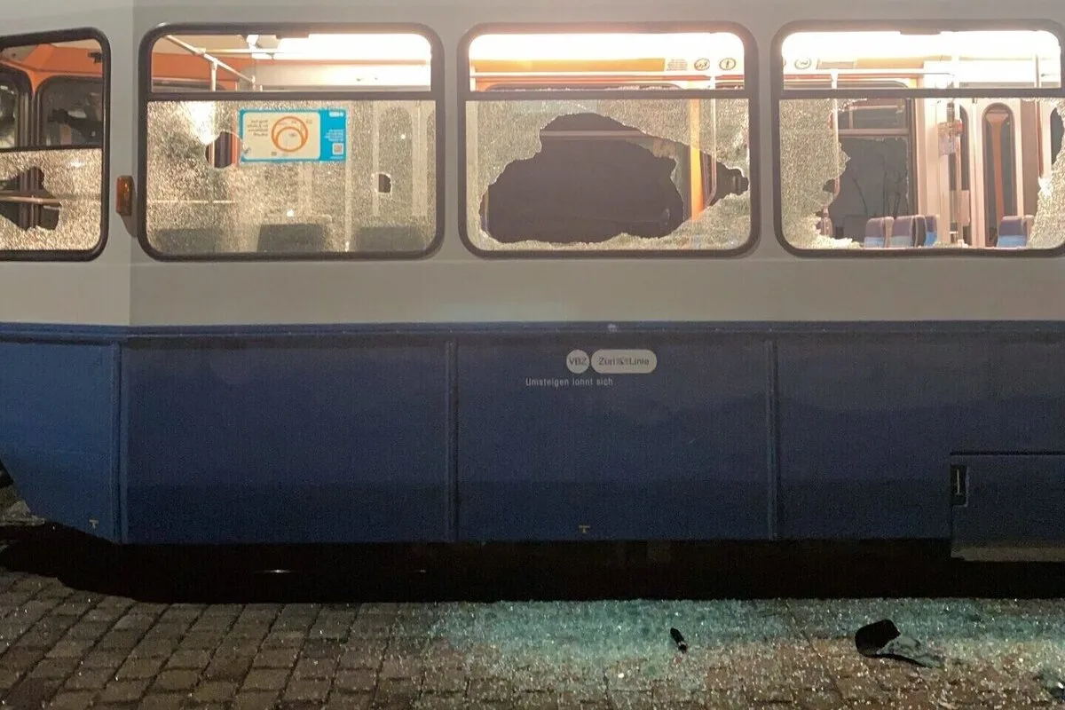 Zürich - Tramscheiben eingeschlagen und sich geprügelt - Fussballfans treffen aufeinander 