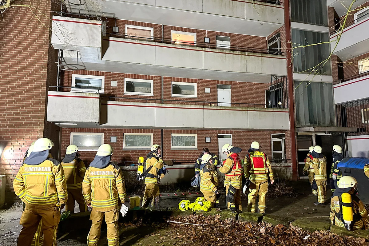 Osterholz-Scharmbeck NI - Großer Einsatz nach Kellerbrand - 22 Personen verletzt 