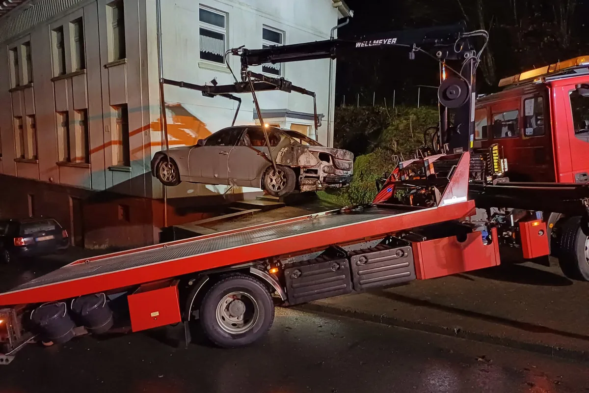  Wetter (Ruhr) NW - Auto in Brand geraten 