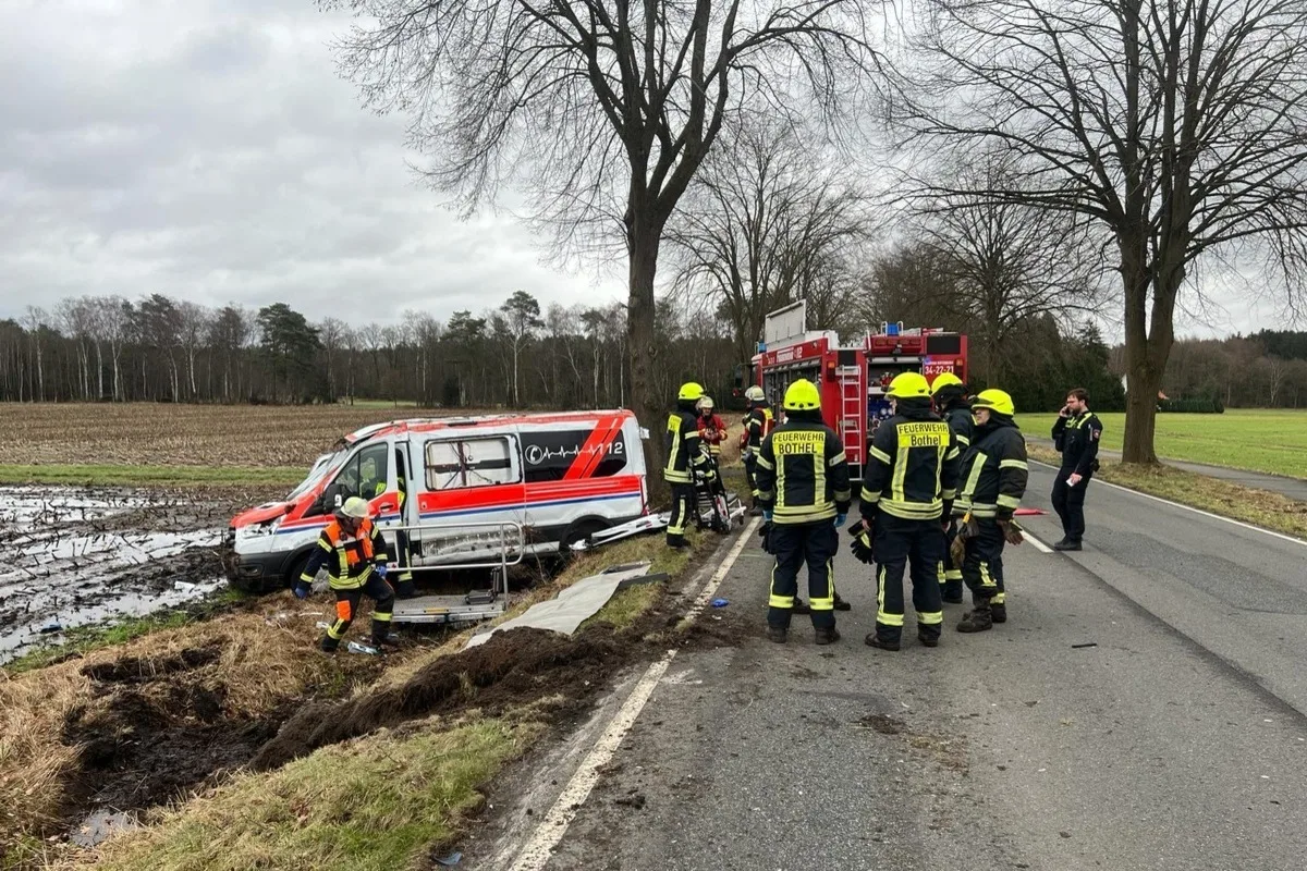  B71 NI - Tesla kollidiert heftig mit einem Krankenwagen 