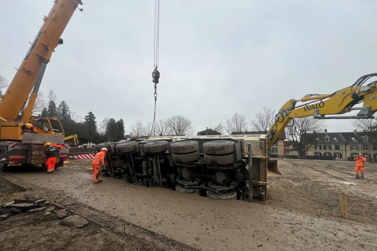 Winterthur ZH - Lastwagen auf Baustelle umgekippt