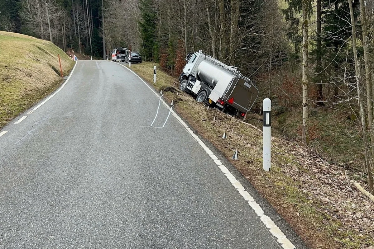 Unfall in Wald AR - Milchtransporter kommt von der Strasse ab 