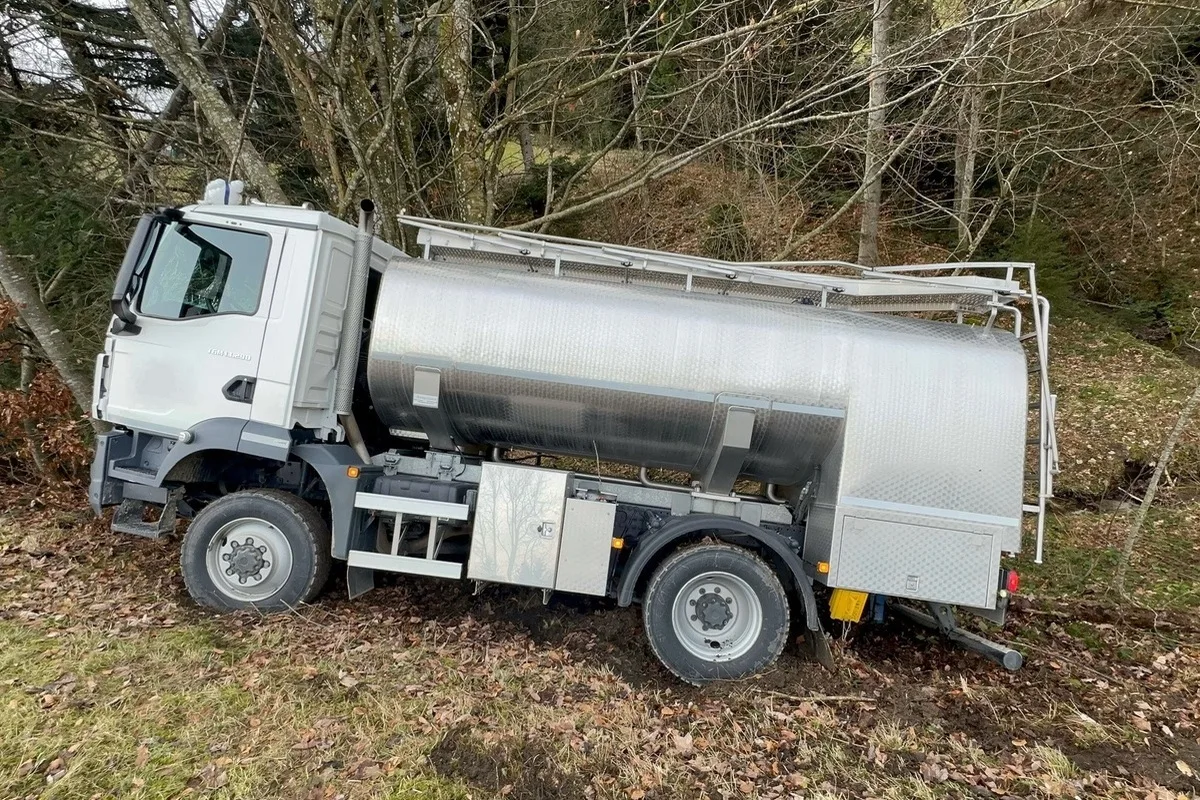 Unfall in Wald AR - Milchtransporter kommt von der Strasse ab 