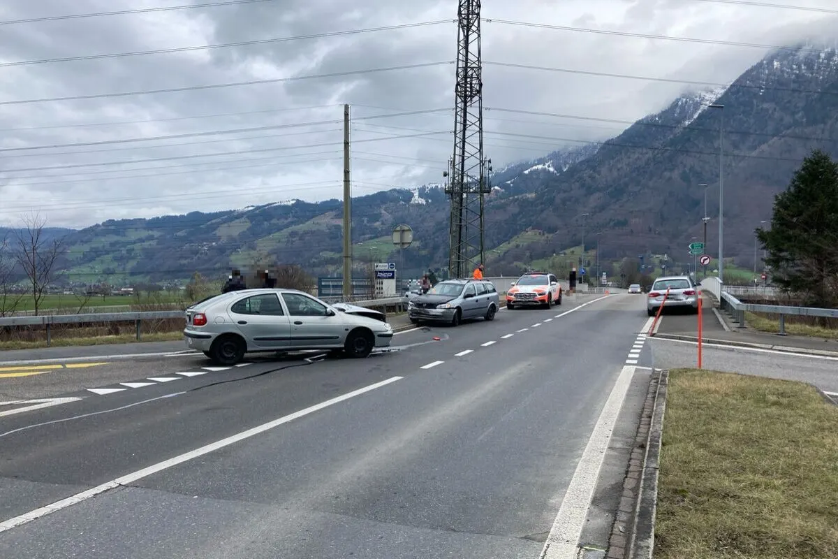 Erheblicher Sachschaden nach Unfall in Bilten GL 