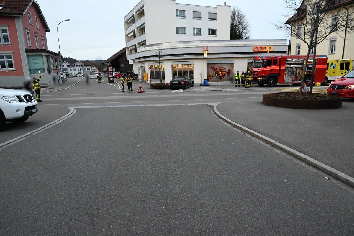 Niederuzwil SG - Gegen eine Glasfassade geprallt 