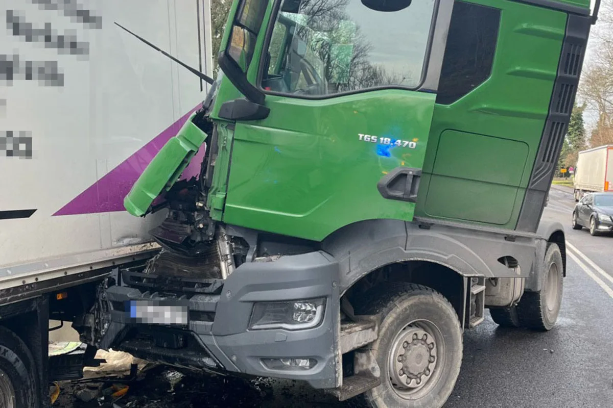 Mündelheim NW - Lkw kollidiert mit einem anderen Lkw 