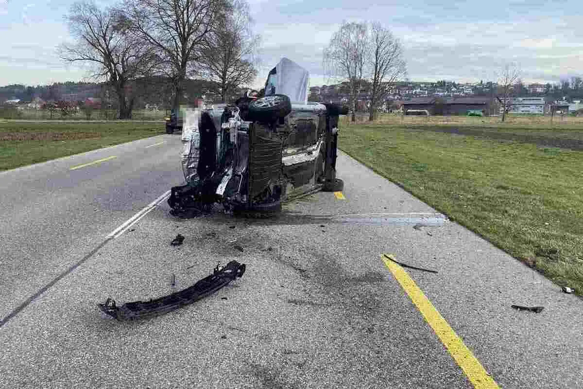Kestenholz SO - Auto überschlägt sich bei Unfall - Oensingerstrasse gesperrt