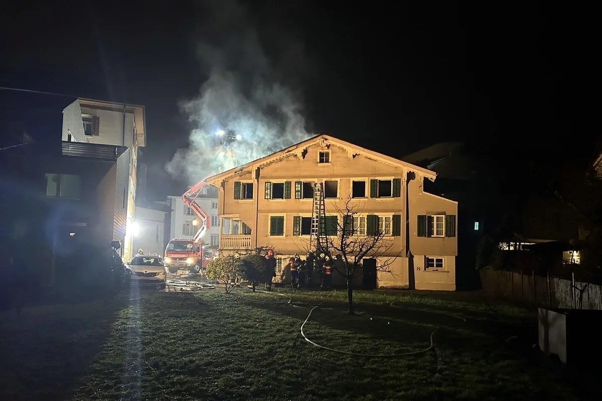 Brunnen SZ - Bahnhofstrasse wegen Brand die ganze Nacht gesperrt