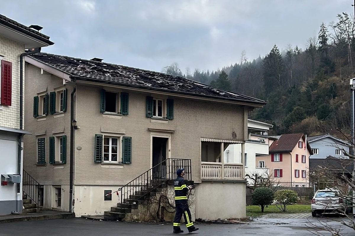 Brunnen SZ - Bahnhofstrasse wegen Brand die ganze Nacht gesperrt