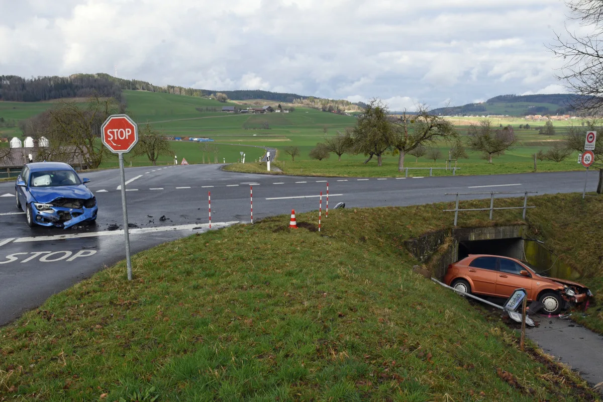 Beromünster LU - Auto landet nach Kollision vor einer Unterführung 