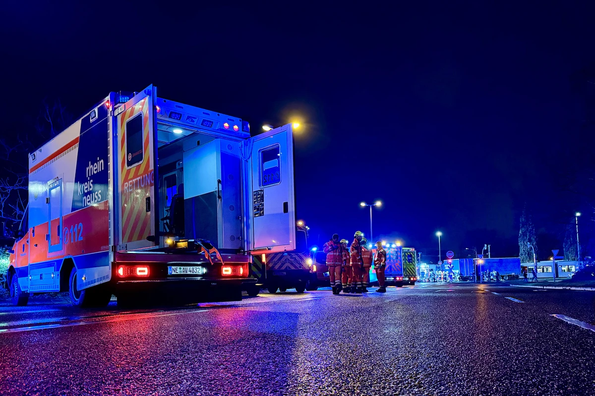 Neuss NW - LKW kollidiert frontal mit einer Straßenbahn