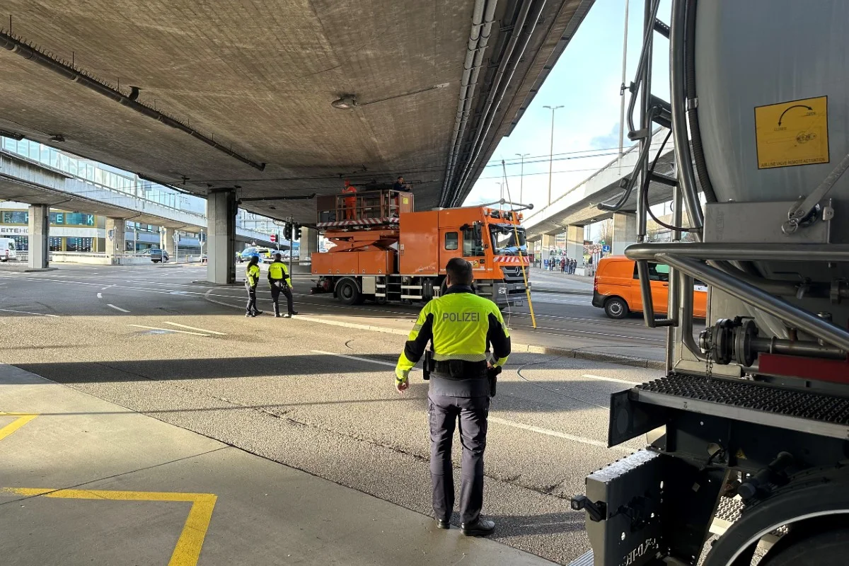 Basel - Lastwagen reisst Fahrleitung herunter – Kreuzung und Tramlinie 3 gesperrt