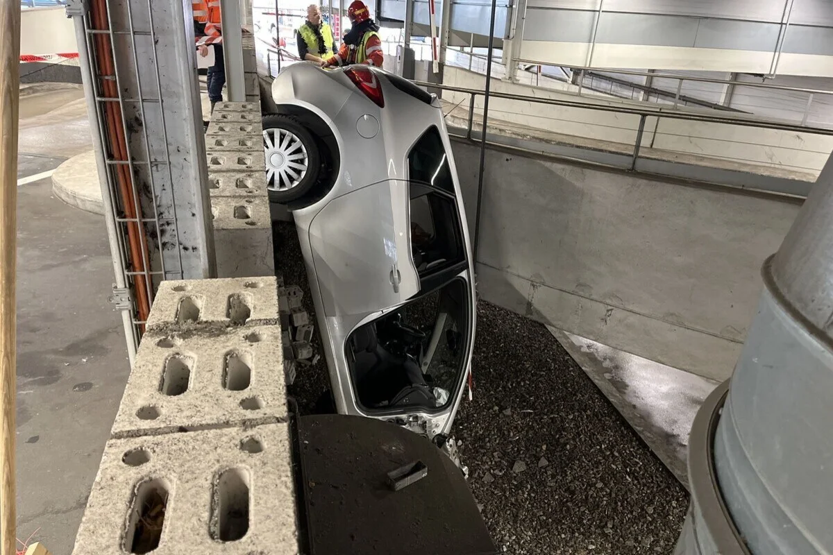 Füllinsdorf BL - Auto stürzt nach Unfall drei Meter in die Tiefe