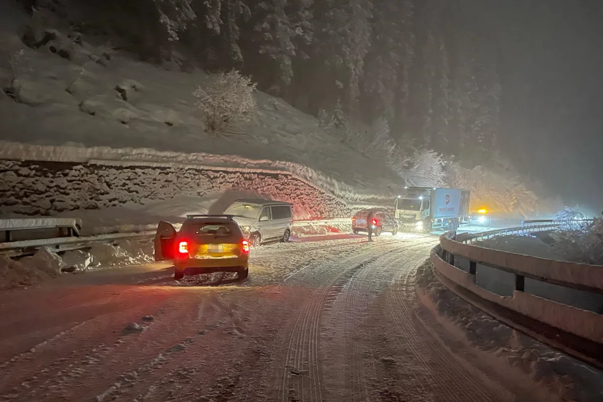 Mittelbünden/Engadin GR - Schneefälle sorgen für Chaos
