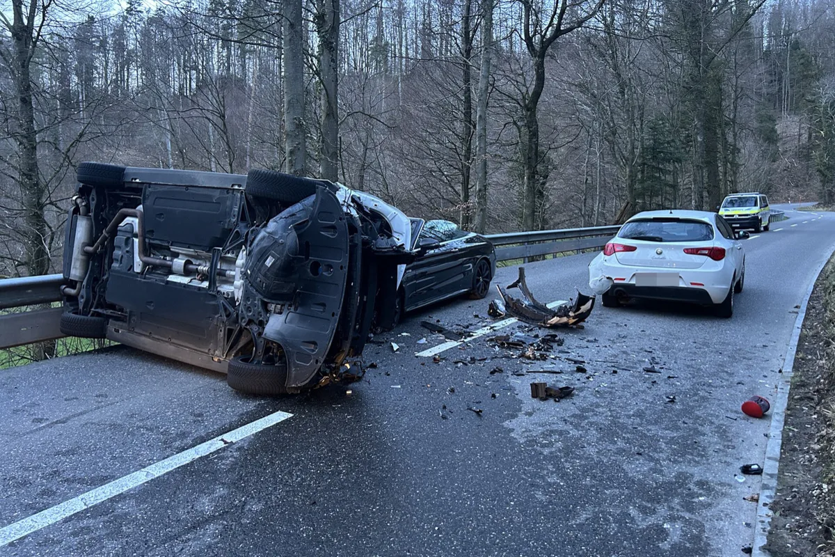 Unfall in Schöftland AG - Auto überschlägt sich 