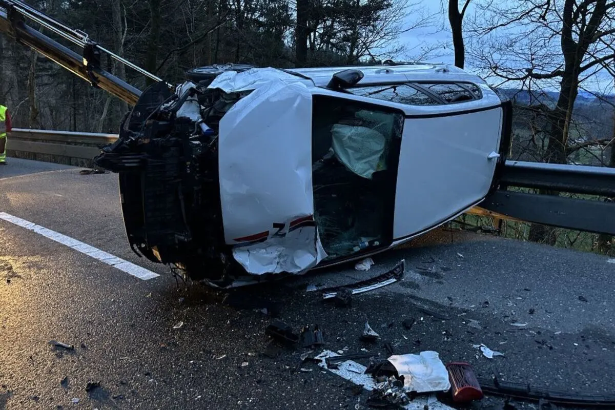 Unfall in Schöftland AG - Auto überschlägt sich 
