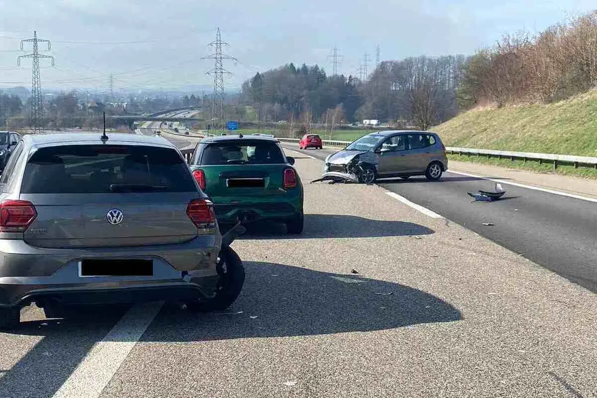 Flumenthal/Wiedlisbach SO - Auffahrkollisionen auf der A1 sorgen für Verkehrsbehinderungen