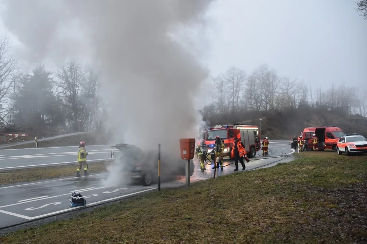 Trin GR - Unfall auf einer Kreuzung - Auto gerät während der Fahrt in Brand