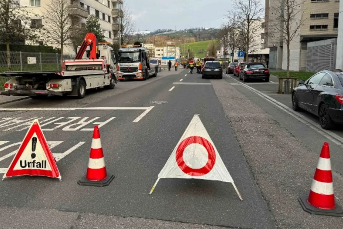 Unfall in Zug - Traktor prallt gegen ein Auto