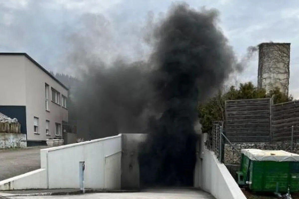 Pfeffingen BL - Auto in Einstellhalle in Brand geraten