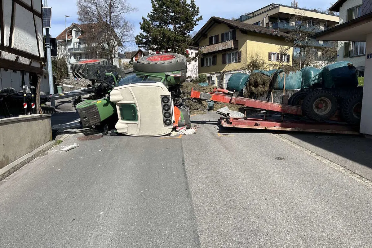 Uznach SG - 15-Jähriger verursacht grossen Unfall mit einem Traktor