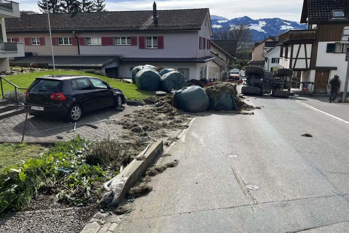 Uznach SG - 15-Jähriger verursacht grossen Unfall mit einem Traktor