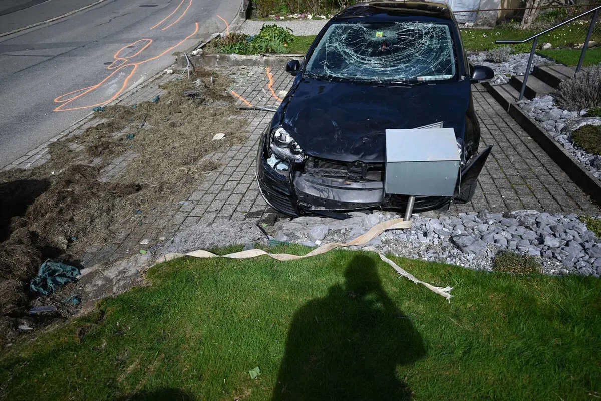 Uznach SG - 15-Jähriger verursacht grossen Unfall mit einem Traktor