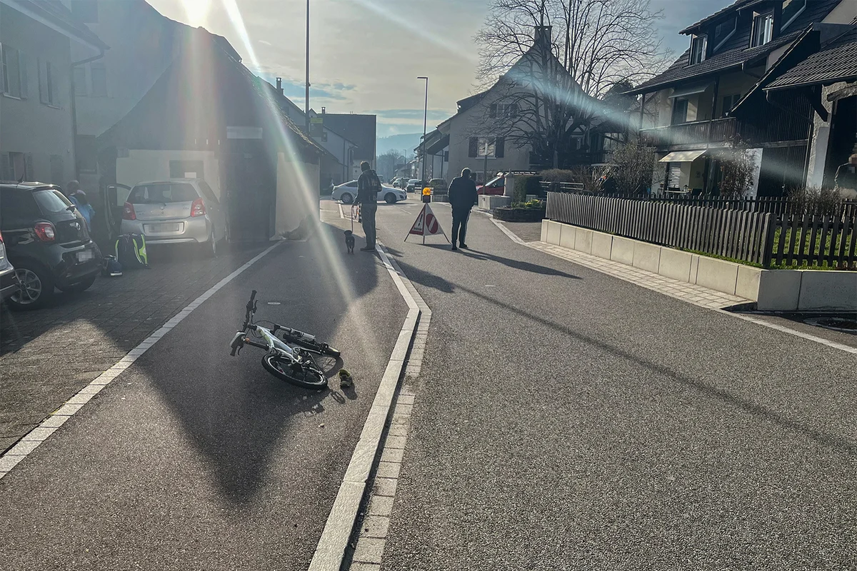 Unfall in Seltisberg BL - Fahrradlenker (8) von Auto erfasst 