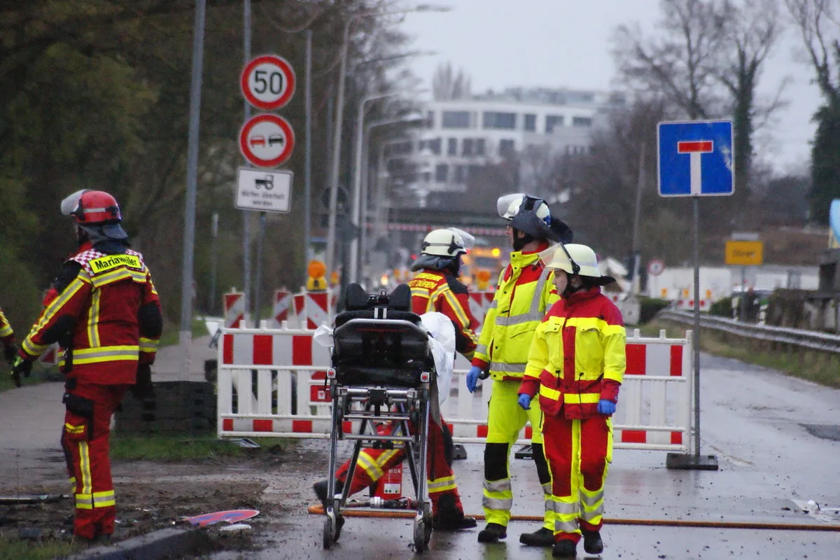Düren NW - Autofahrerin wird bei Unfall schwer verletzt 