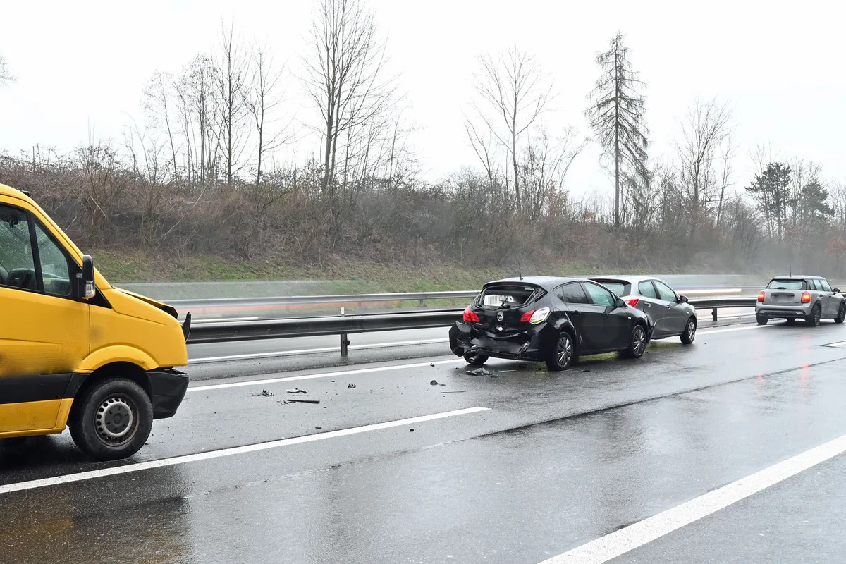 Sempach/A2 LU - Auffahrunfall fordert drei Verletzte 