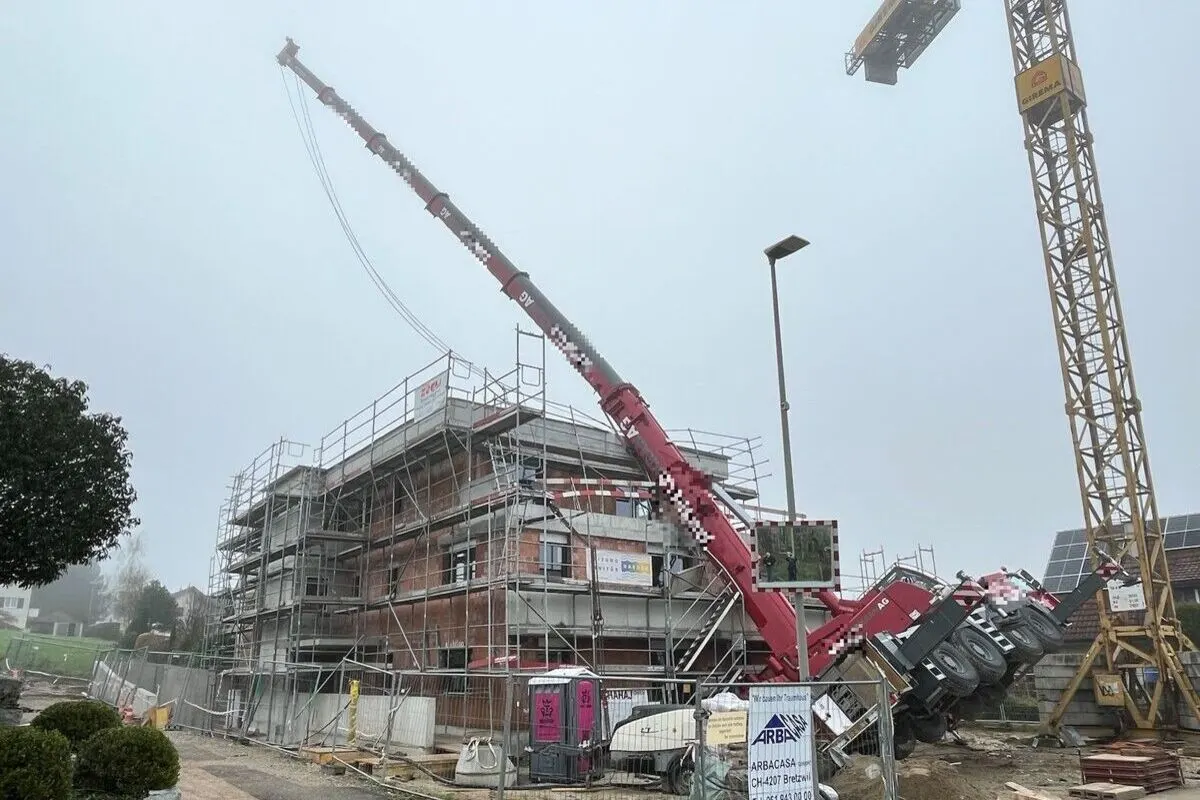 Wahlen bei Laufen BL - Pneukran auf einer Baustelle umgekippt