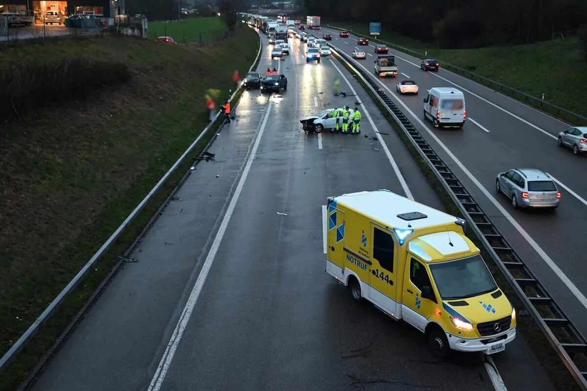 Wil SG - Unfall zwischen sechs Autos - Drei Verletzte und Verkehrsbehinderungen 