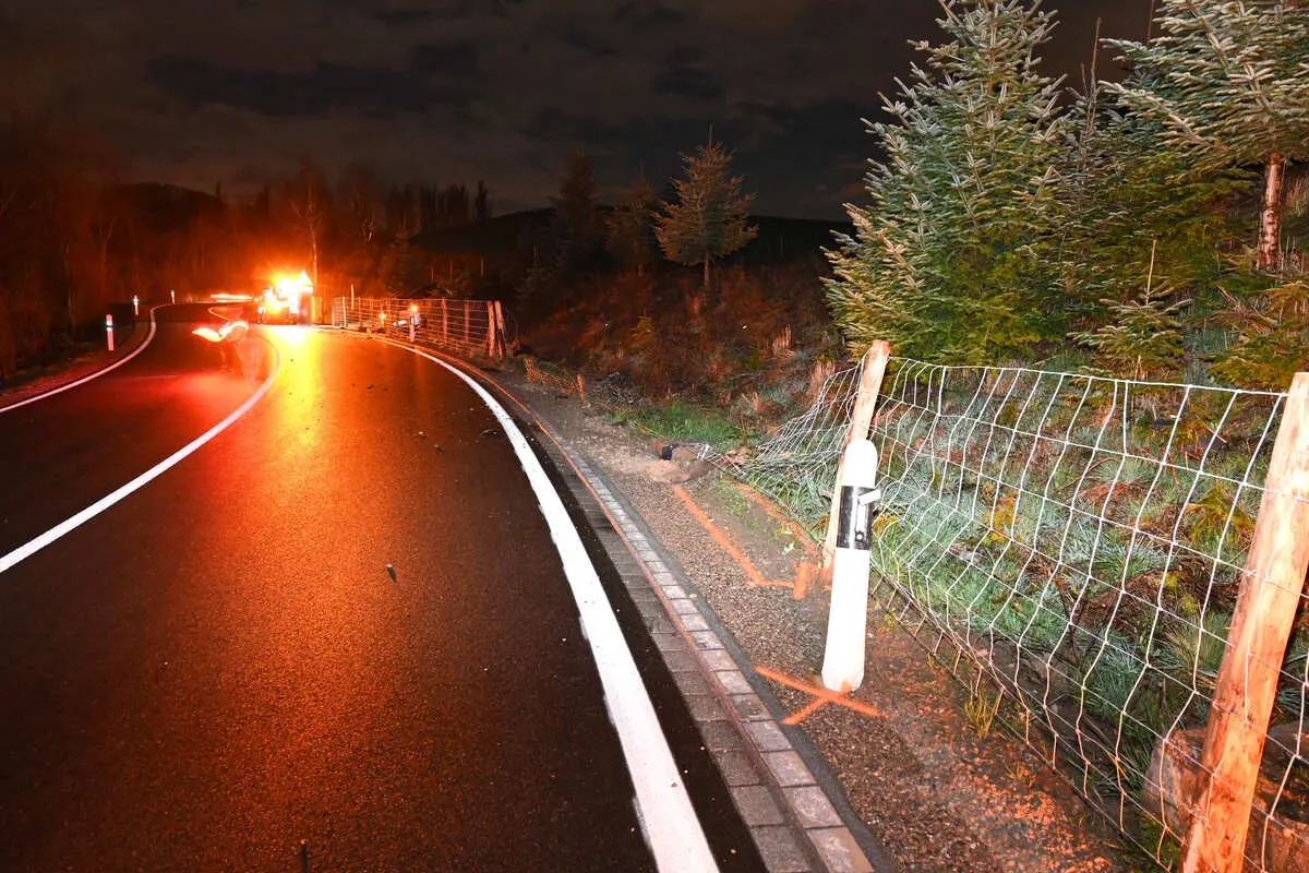 Oberuzwil SG - Fahrunfähig gegen mehrere Tannen gefahren