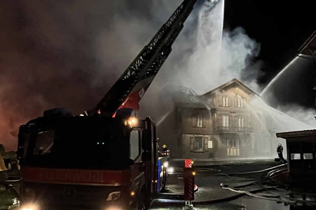 Wolfenschiessen NW - Hauptstrasse nach Grossbrand gesperrt