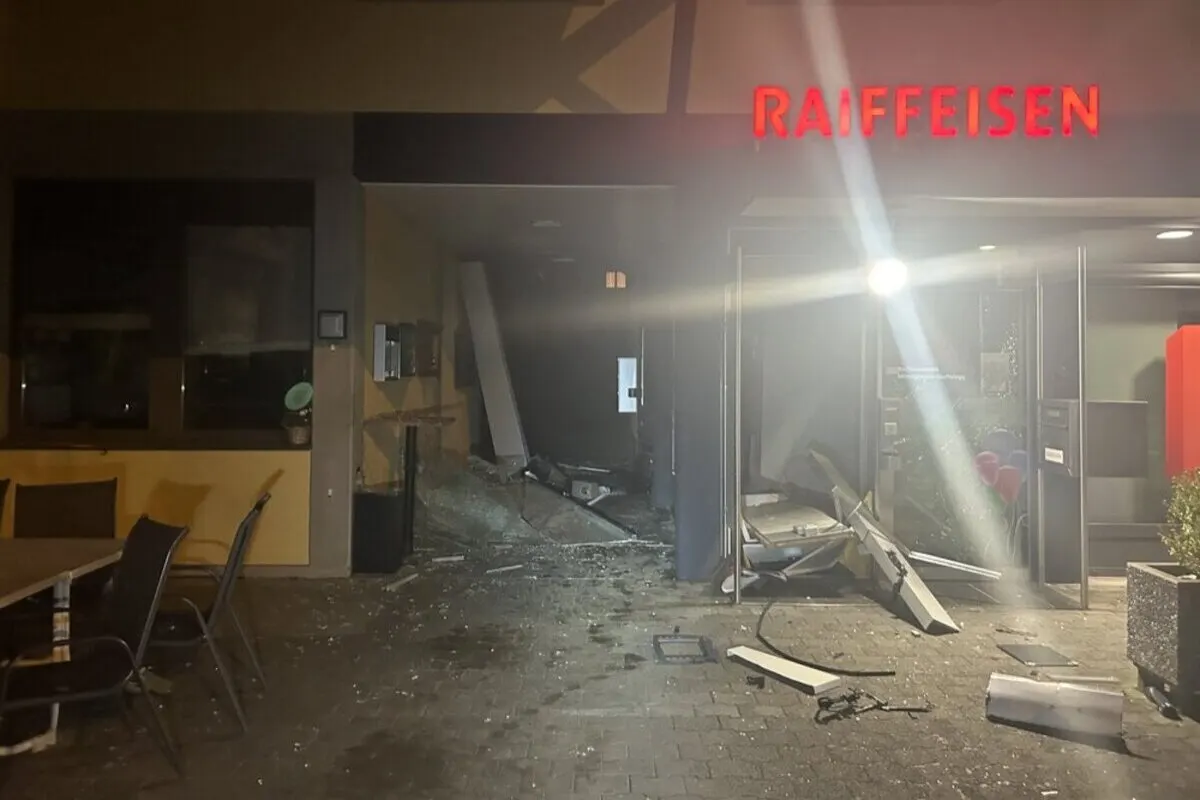Küttigen AG - Fahndung nach Sprengung eines Bankomaten