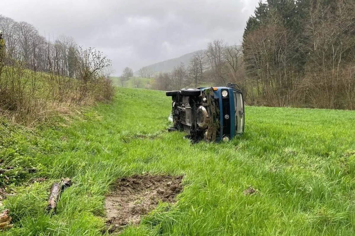Densbüren AG - Auto stürzt bei Unfall Abhang hinunter