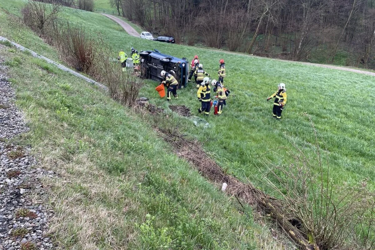 Densbüren AG - Auto stürzt bei Unfall Abhang hinunter