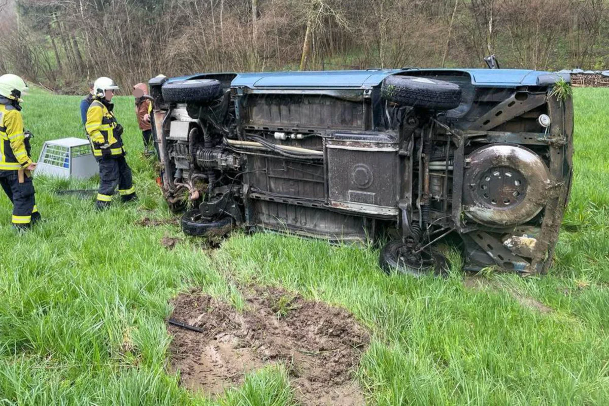 Densbüren AG - Auto stürzt bei Unfall Abhang hinunter