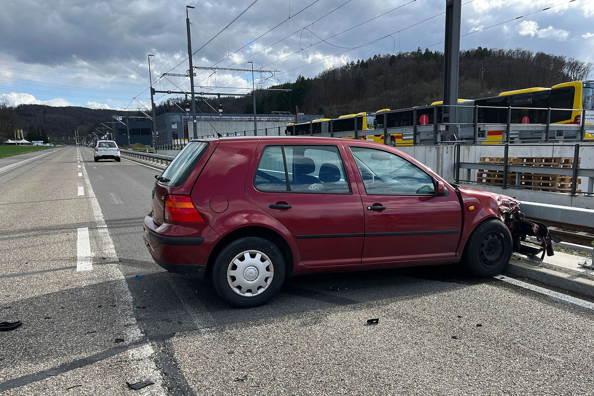 Bubendorf BL - Lernfahrerin gerät bei Unfall auf die Gegenfahrbahn