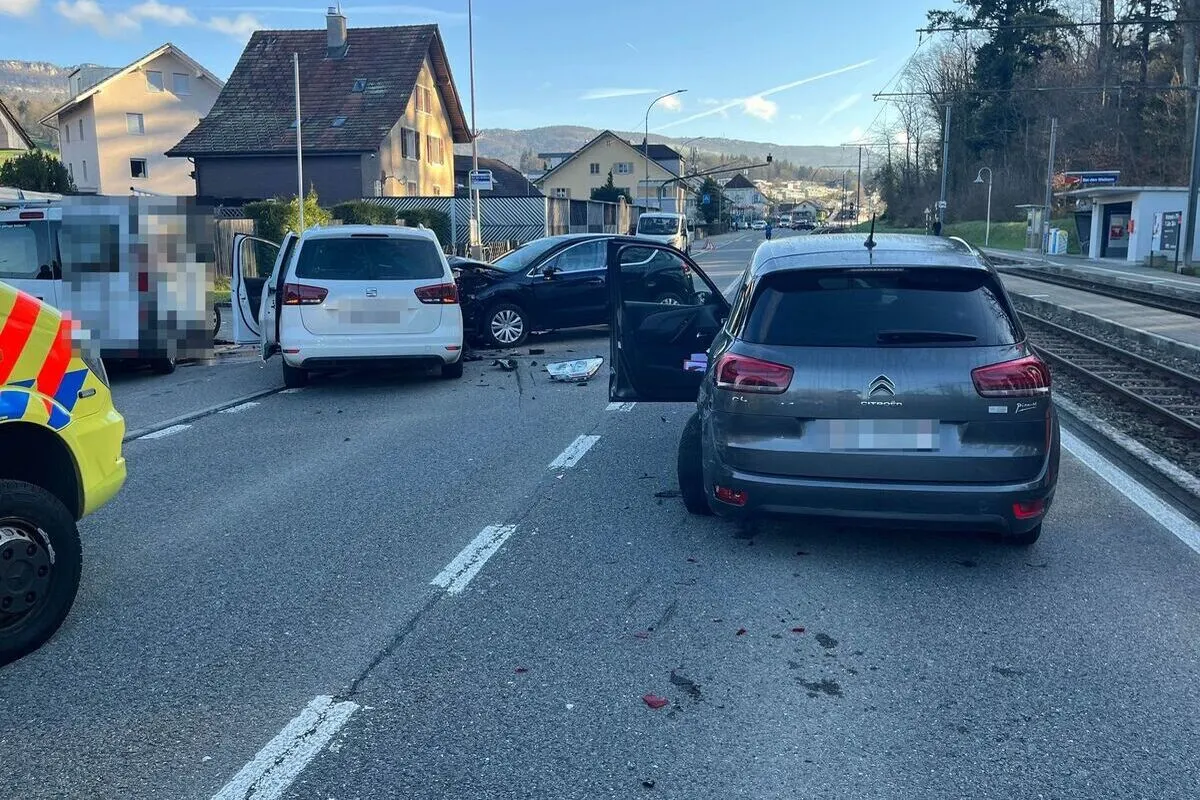 Riedholz SO - Unfall zwischen drei Autos führt zu Verkehrsbehinderungen
