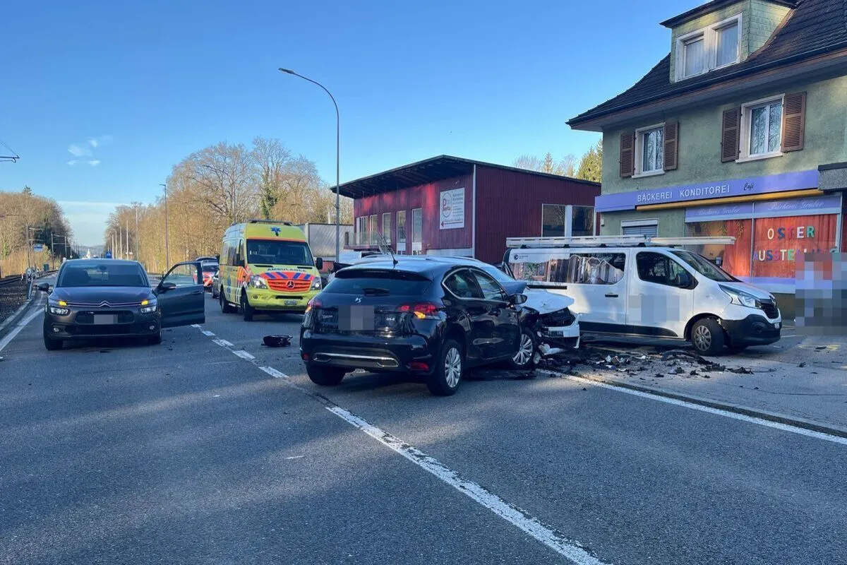 Riedholz SO - Unfall zwischen drei Autos führt zu Verkehrsbehinderungen