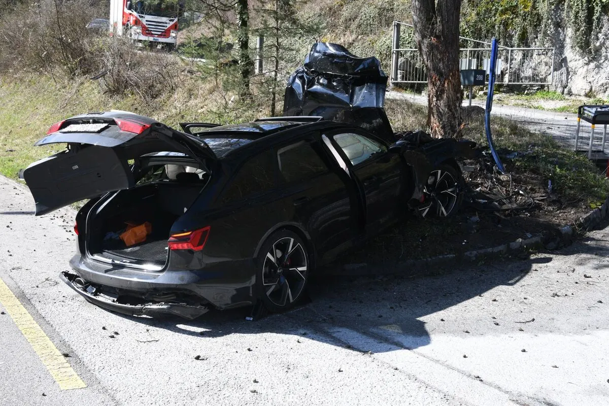 Laufen BL - Audi kollidiert frontal mit Baum 