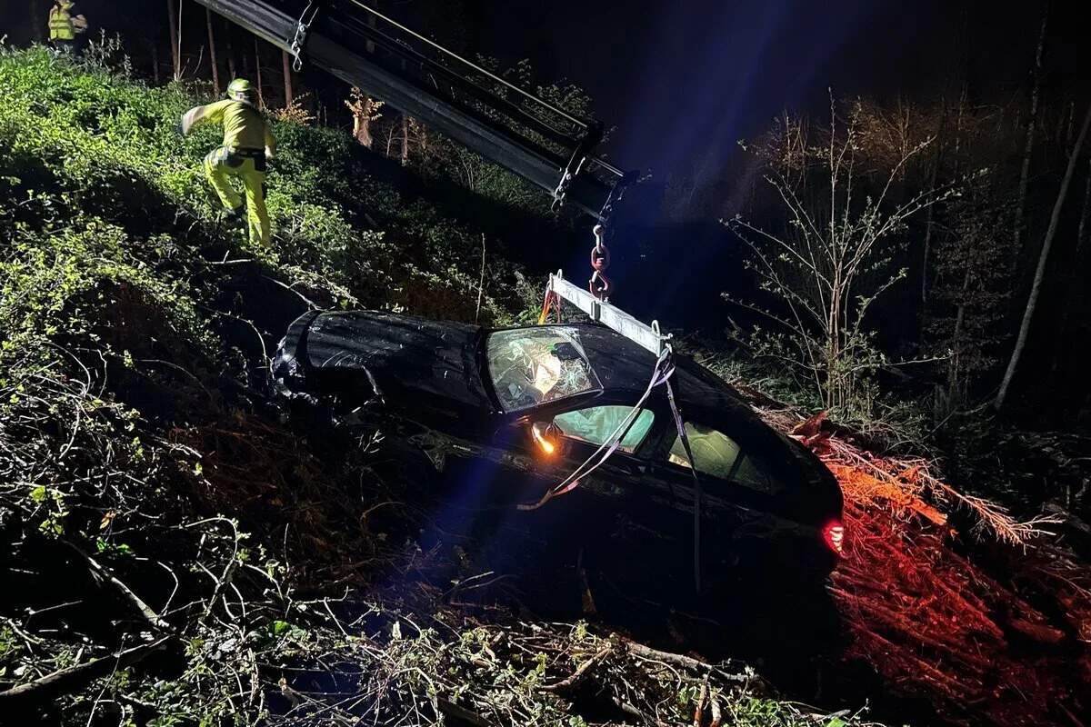Spreitenbach AG - Mercedes von der Strasse abgekommen - Lenker betrunken